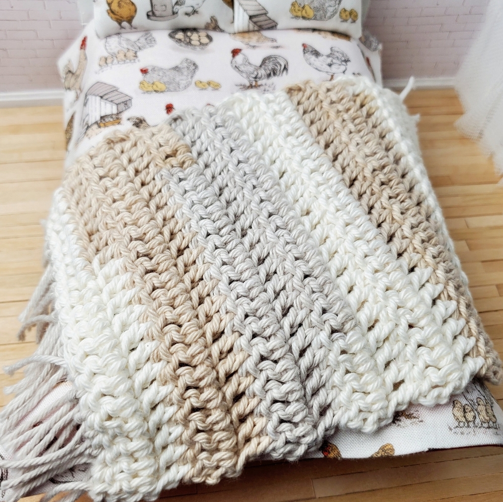 Miniature Dollhouse 1:12 Scale Cozy Knit Throw Blanket Maileg - Picture 2 of 3